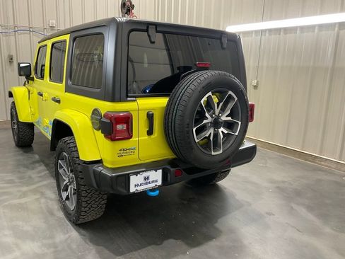 Used 2024 Jeep Wrangler Unlimited w/ Convenience Group AWD/4WD image 19