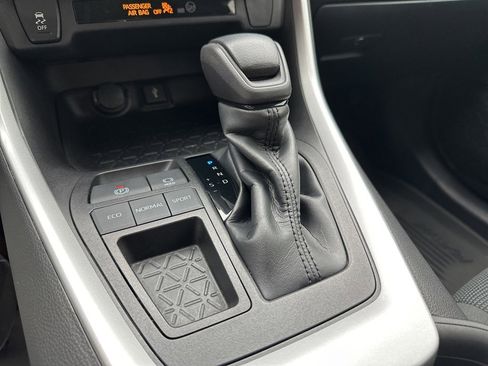 Used 2022 Toyota RAV4 LE image 10