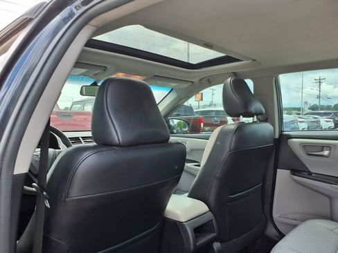 Used 2017 Toyota Camry SE w/ Moonroof Package FWD image 10