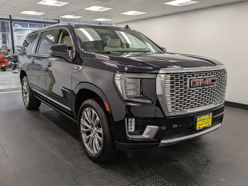 Used 2022 GMC Yukon XL Denali w/ Denali Premium Package image 3
