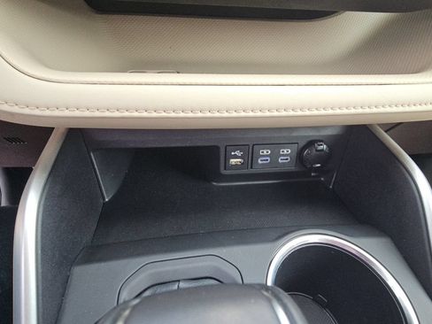 Used 2022 Toyota Highlander XLE AWD/4WD image 19