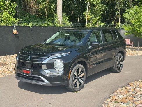 New 2025 Mitsubishi Outlander SE image 1