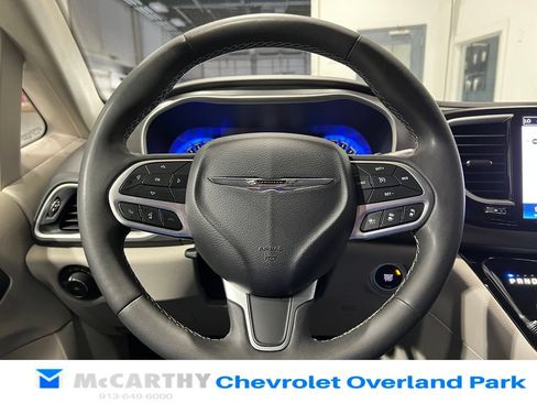 Used 2024 Chrysler Pacifica Touring-L FWD image 12