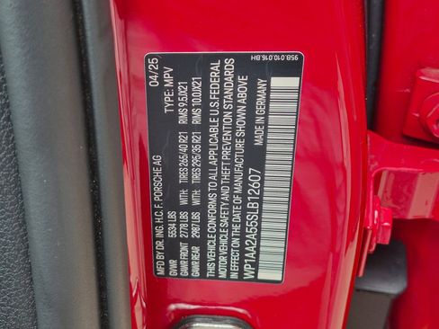 Certified 2025 Porsche Macan AWD/4WD image 28