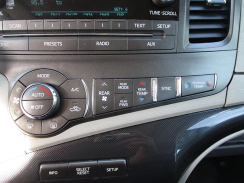 Used 2013 Toyota Sienna SE image 11