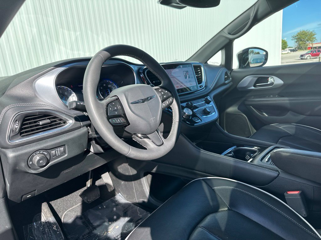 Used 2025 Chrysler Pacifica Limited FWD image 15