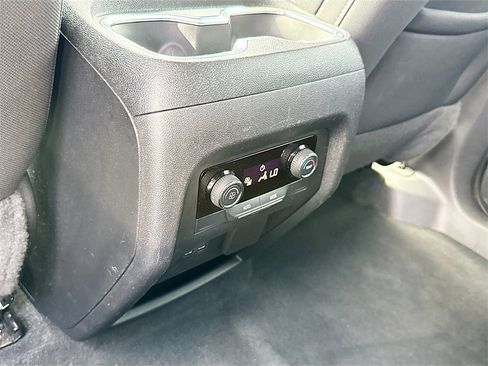 Used 2024 Chevrolet Traverse LT image 28