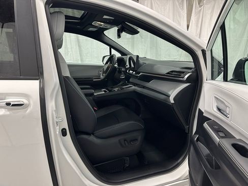 Used 2025 Toyota Sienna XSE image 63