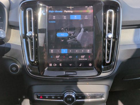 Used 2025 Volvo XC40 B5 Plus image 27