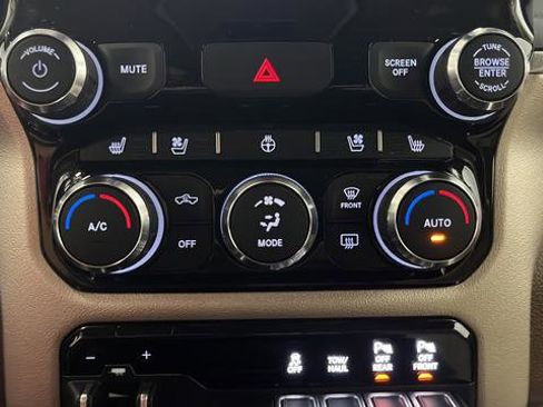 Used 2019 RAM 1500 Laramie AWD/4WD image 16