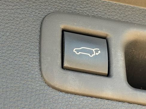 Used 2021 Toyota Highlander XLE FWD image 11