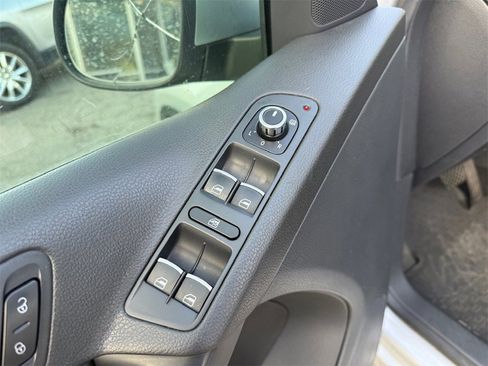 Used 2012 Volkswagen Tiguan S image 11