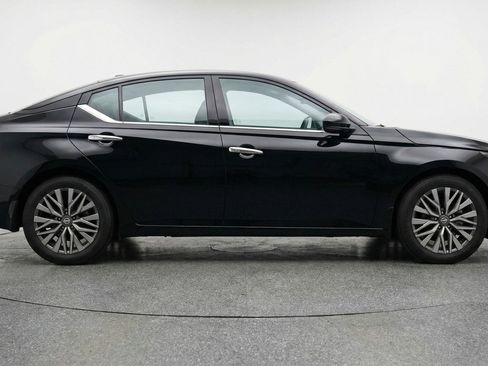 Used 2025 Nissan Altima 2.5 SV FWD image 8