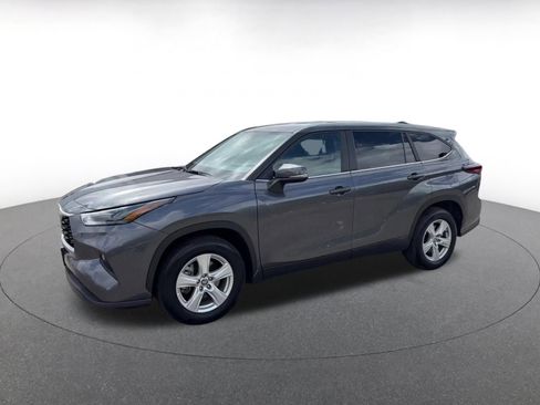 Used 2025 Toyota Highlander LE FWD image 7
