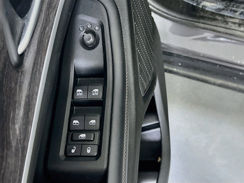 Used 2023 Jeep Grand Cherokee L Limited AWD/4WD image 18
