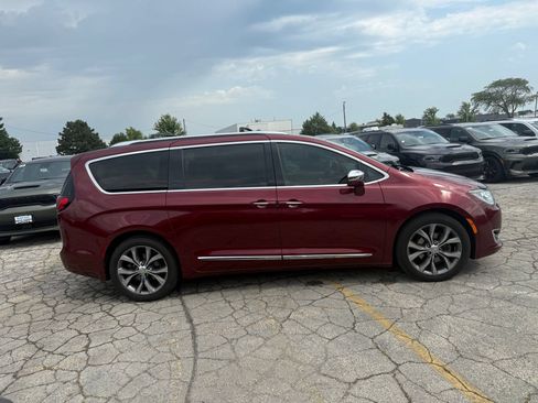 Used 2018 Chrysler Pacifica Limited w/ Tire & Wheel Group FWD image 5