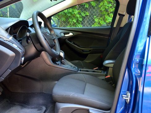 Used 2018 Ford Focus SE w/ SE Appearance Package FWD image 11