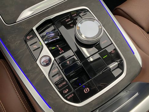 Used 2025 BMW X7 xDrive40i w/ Premium Package image 18