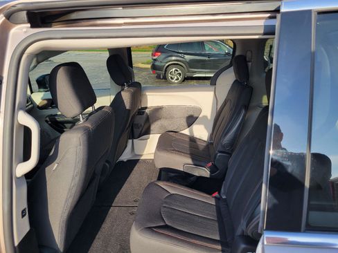 Used 2017 Chrysler Pacifica Touring w/ Tire & Wheel Group image 6