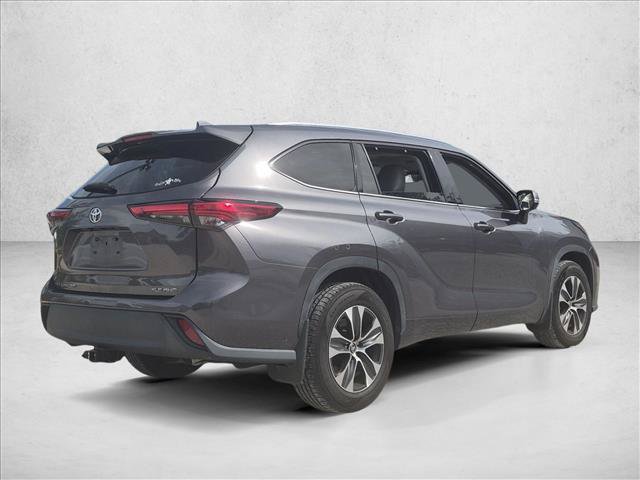 Used 2021 Toyota Highlander XLE AWD/4WD image 5