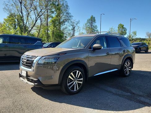 Certified 2023 Nissan Pathfinder Platinum w/ Cargo Package FWD image 4