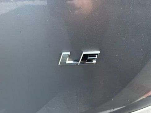 Used 2018 Toyota RAV4 LE FWD image 12