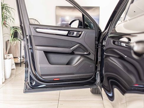 Used 2022 Porsche Cayenne S Platinum image 32