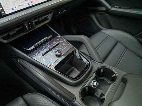 Certified 2026 Porsche Cayenne AWD/4WD image 20