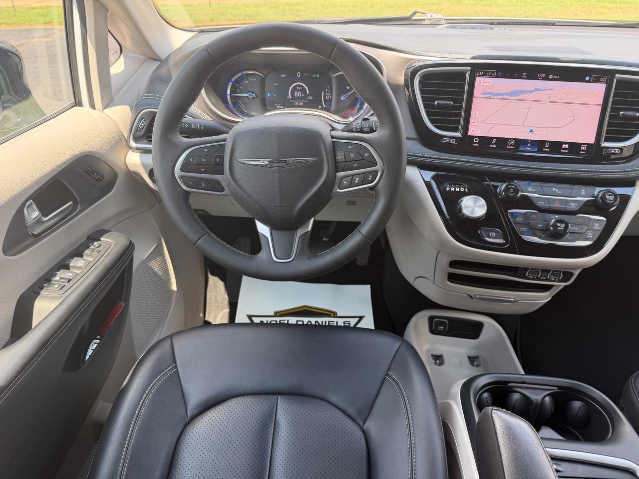 Used 2024 Chrysler Pacifica Limited FWD image 14