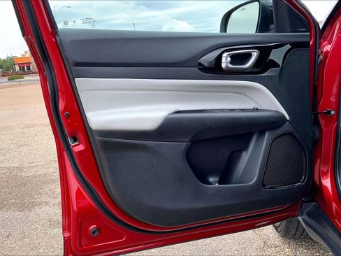 Used 2025 Jeep Compass Limited image 19