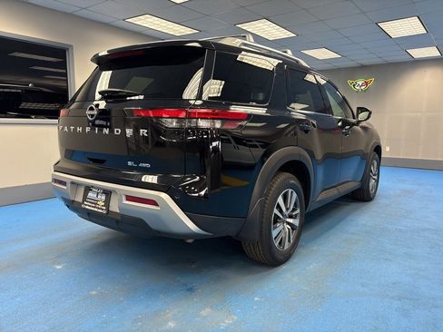 Used 2023 Nissan Pathfinder SL image 2