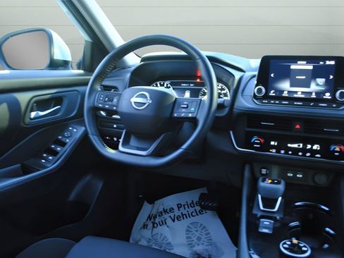 Used 2025 Nissan Rogue SV image 11