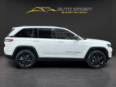 Used 2023 Jeep Grand Cherokee Altitude AWD/4WD image 6