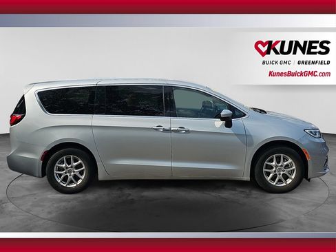 Used 2023 Chrysler Pacifica Touring-L FWD image 12