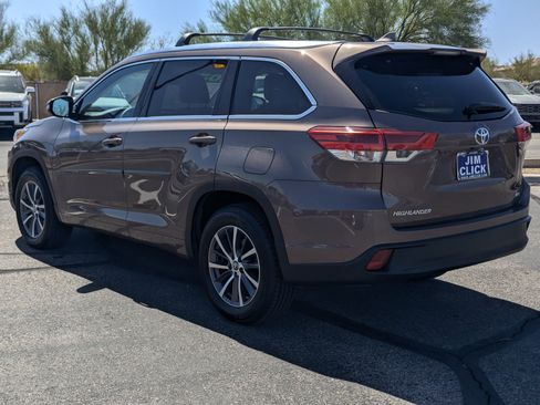 Used 2018 Toyota Highlander XLE w/ Carpet Mat Package (TMS) FWD image 4