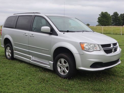 Used 2011 Dodge Grand Caravan Mainstreet w/ PWR Convenience Group FWD image 2