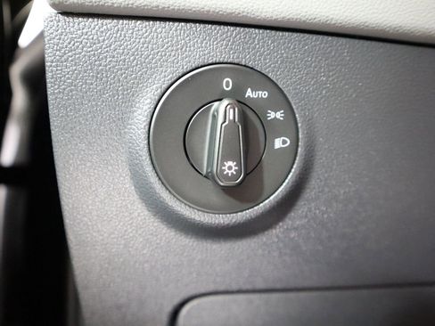 Used 2024 Volkswagen Taos SE image 41