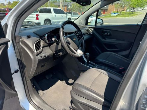 Used 2020 Chevrolet Trax LT w/ LT Convenience Package FWD image 16