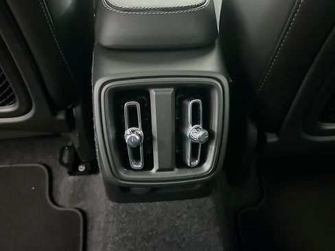 Used 2025 Volvo XC40 B5 Core image 27