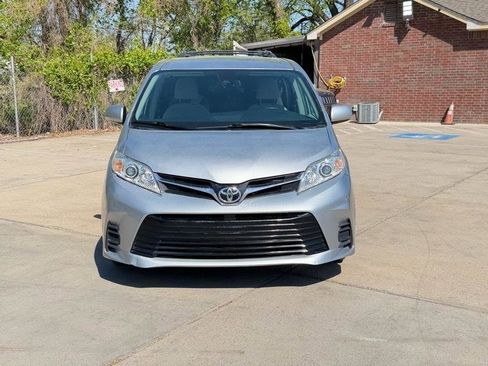 Used 2019 Toyota Sienna LE image 2
