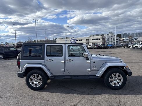 Used 2014 Jeep Wrangler Unlimited Sahara w/ Connectivity Group AWD/4WD image 5