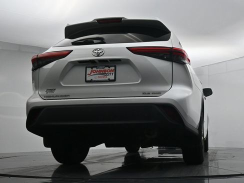 Used 2022 Toyota Highlander XLE AWD/4WD image 32