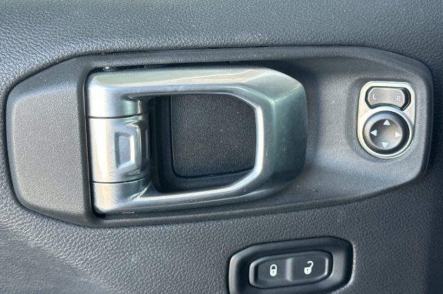 Used 2024 Jeep Wrangler Unlimited Sahara AWD/4WD image 12