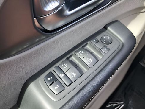 Used 2023 Chrysler Pacifica Touring-L FWD image 24