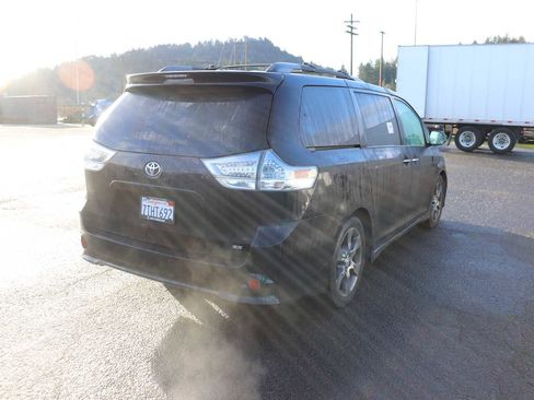 Used 2016 Toyota Sienna SE Premium image 5