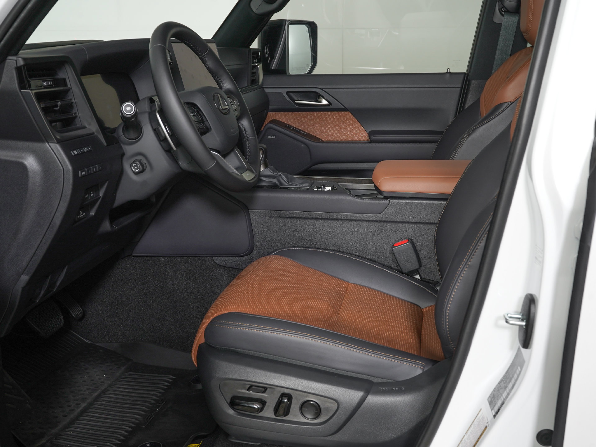 Used 2026 Lexus GX 550 w/ Accessory Package (2T) AWD/4WD image 16