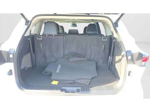 Used 2023 Toyota Highlander XLE image 9