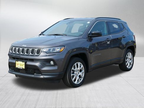 Used 2023 Jeep Compass Latitude AWD/4WD image 3