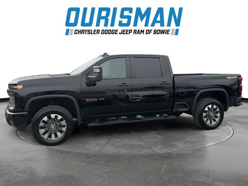 Used 2024 Chevrolet Silverado 2500 Custom w/ Custom Value Package image 3