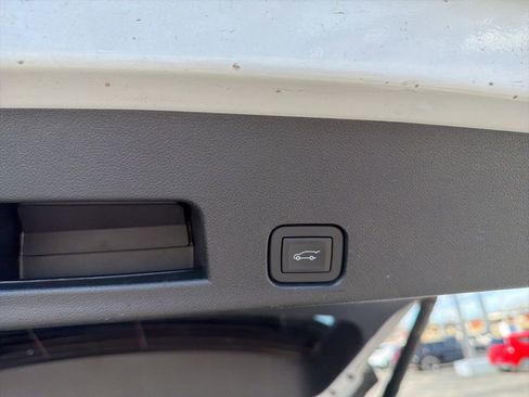 Used 2025 Chevrolet Traverse LT image 24